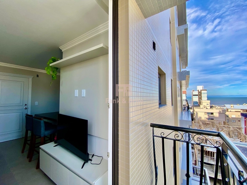 APARTAMENTO AO LADO DA PRAÇA FLAVIO BOIANOVSKI, DUAS QUADRAS DO MAR!: 4ª foto da galeria de imagens do imóvel