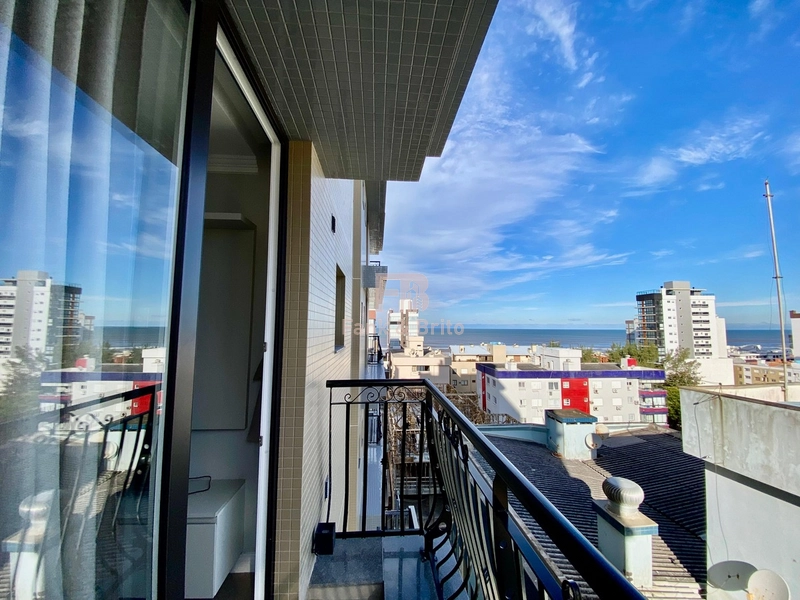 APARTAMENTO AO LADO DA PRAÇA FLAVIO BOIANOVSKI, DUAS QUADRAS DO MAR!: 3ª foto da galeria de imagens do imóvel