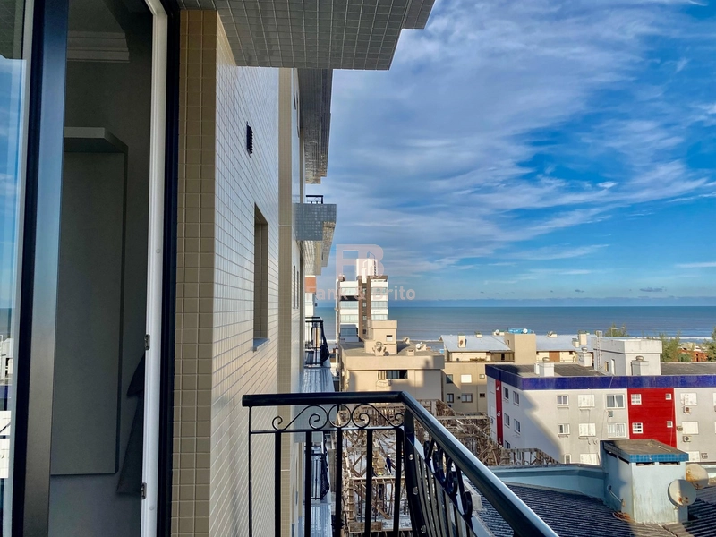 APARTAMENTO AO LADO DA PRAÇA FLAVIO BOIANOVSKI, DUAS QUADRAS DO MAR!: 2ª foto da galeria de imagens do imóvel