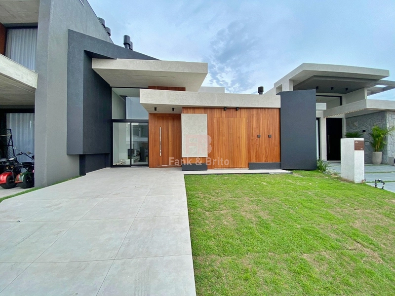 Casa em Condomínio com 4 Dormitórios: 2ª foto da galeria de imagens do imóvel