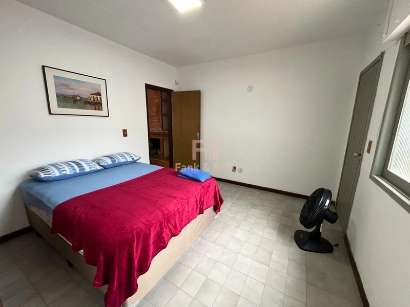 Espaçosa Casa de Temporada com 6 Dormitórios - 1 Quadra da Praia: 23ª foto da galeria de imagens do imóvel