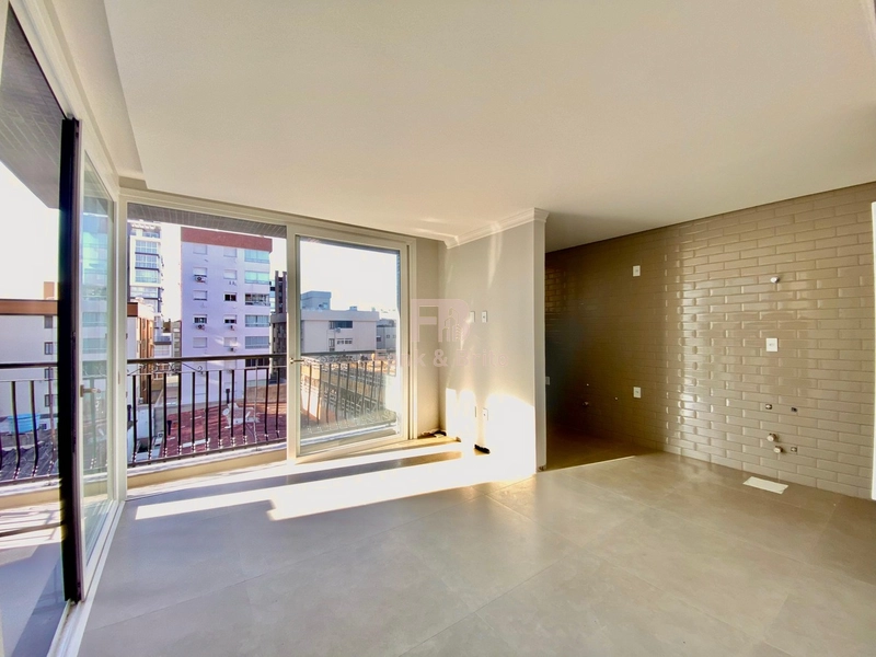 APARTAMENTO AO LADO DA PRAÇA FLAVIO BOIANOVSKI, DUAS QUADRAS DO MAR!: 4ª foto da galeria de imagens do imóvel