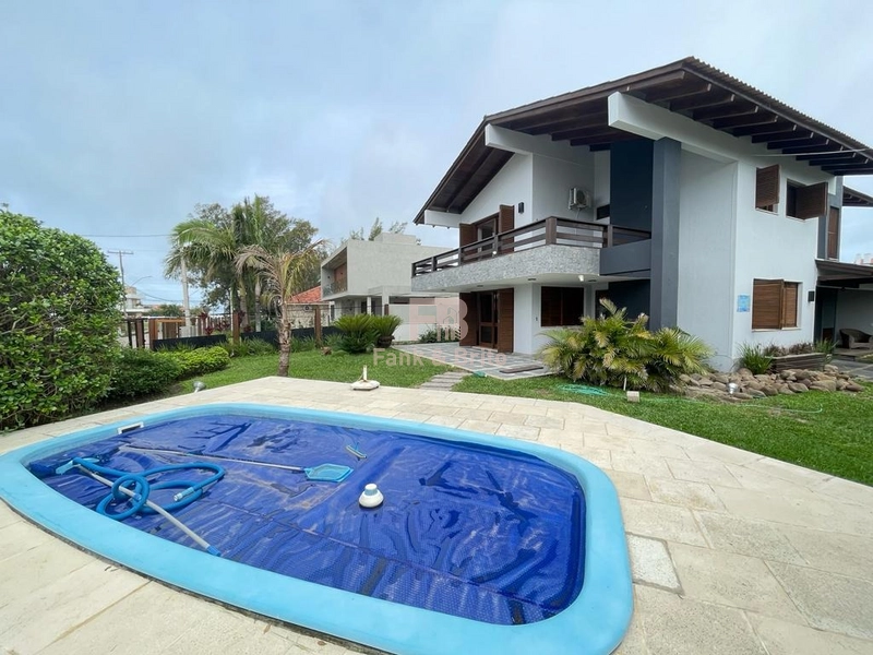 Belo Sobrado com 5 Dormitórios e Piscina: 3ª foto da galeria de imagens do imóvel