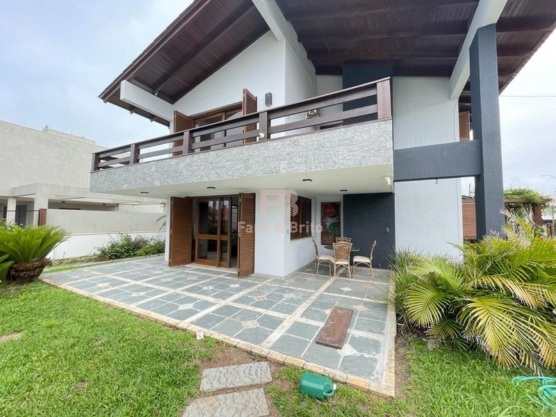 Belo Sobrado com 5 Dormitórios e Piscina: 1ª foto da galeria de imagens do imóvel