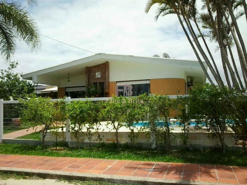 Casa de Temporada com 4 Dormitórios e Piscina: 1ª foto da galeria de imagens do imóvel