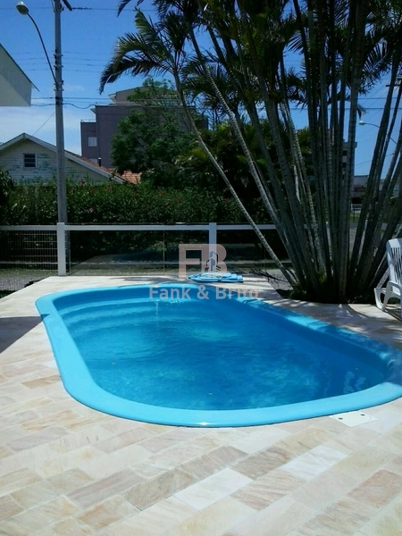 Casa de Temporada com 4 Dormitórios e Piscina: 3ª foto da galeria de imagens do imóvel