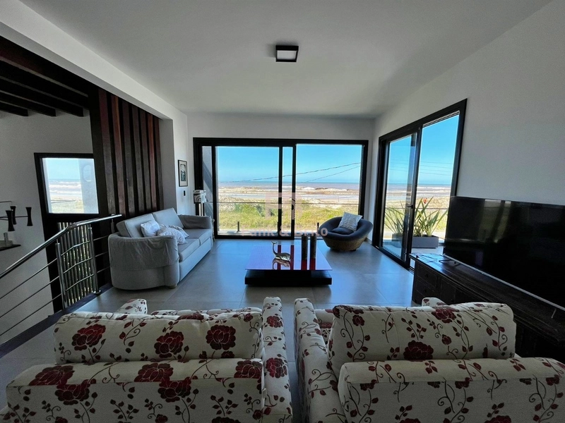 Belíssima Casa Beira-Mar com 4 Suítes: 12ª foto da galeria de imagens do imóvel