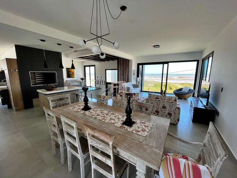 Belíssima Casa Beira-Mar com 4 Suítes: 8ª foto da galeria de imagens do imóvel