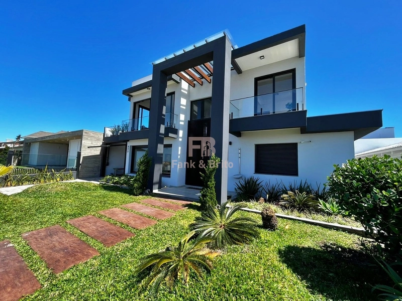 Belíssima Casa Beira-Mar com 4 Suítes: 3ª foto da galeria de imagens do imóvel