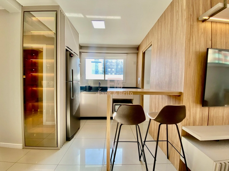 APARTAMENTO MOBILIADO E DECORADO COM TERRAÇO LATERAL: 3ª foto da galeria de imagens do imóvel