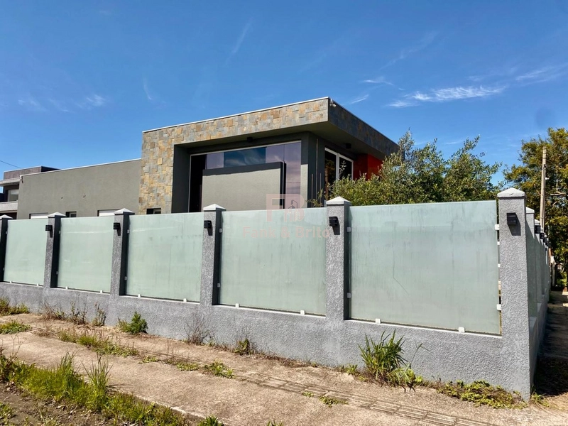 CASA DE ESQUINA COM 3 DORMITÓRIOS, PRÓXIMO AO MAR!: 46ª foto da galeria de imagens do imóvel