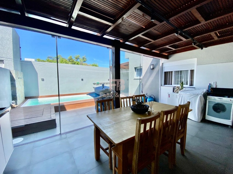 CASA DE ESQUINA COM 3 DORMITÓRIOS, PRÓXIMO AO MAR!: 30ª foto da galeria de imagens do imóvel