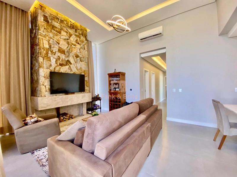 CASA DE ESQUINA COM 3 DORMITÓRIOS, PRÓXIMO AO MAR!: 6ª foto da galeria de imagens do imóvel