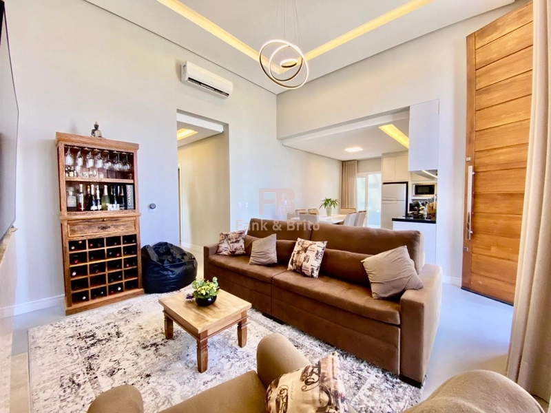 CASA DE ESQUINA COM 3 DORMITÓRIOS, PRÓXIMO AO MAR!: 10ª foto da galeria de imagens do imóvel