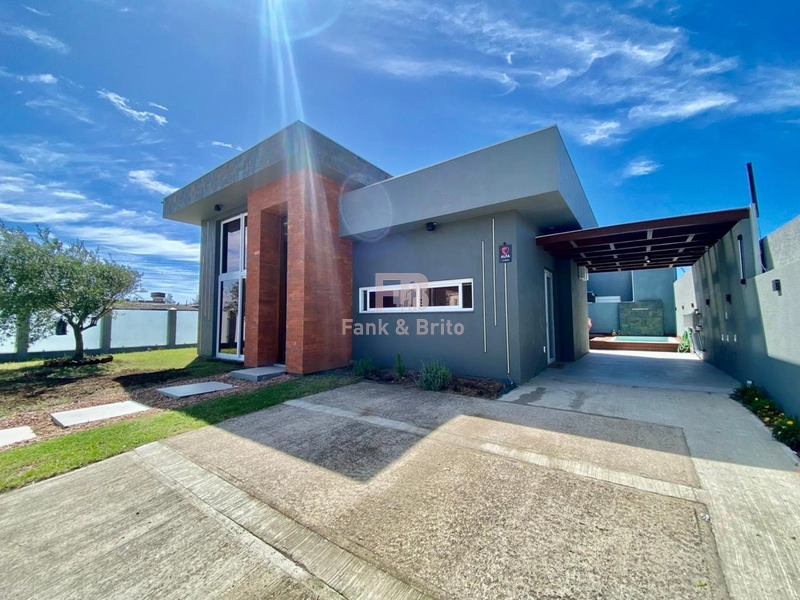 CASA DE ESQUINA COM 3 DORMITÓRIOS, PRÓXIMO AO MAR!: 1ª foto da galeria de imagens do imóvel