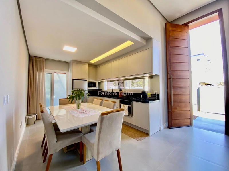 CASA DE ESQUINA COM 3 DORMITÓRIOS, PRÓXIMO AO MAR!: 9ª foto da galeria de imagens do imóvel