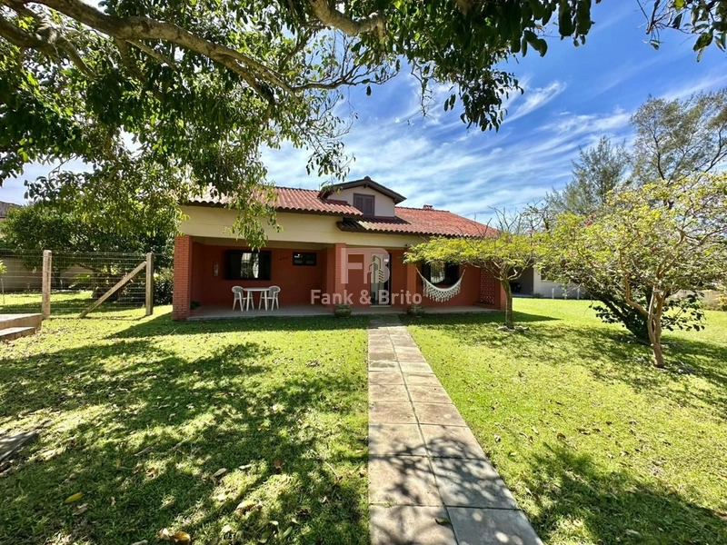 CASA COM 3 TERRENOS APENAS 2 QUADRAS DO MAR: 1ª foto da galeria de imagens do imóvel