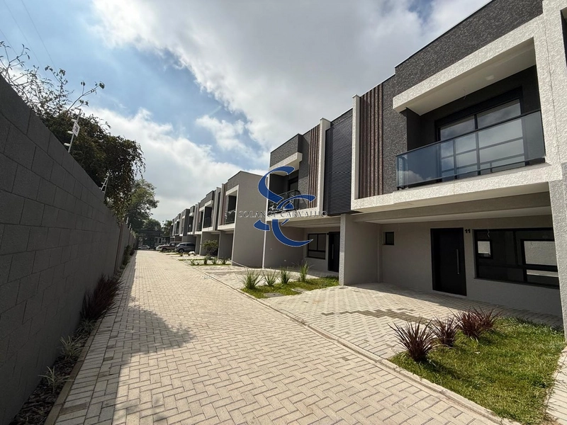 Sobrado em condomínio no Umbará