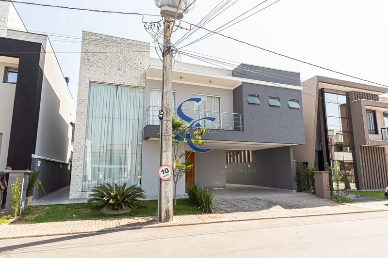Casa em condomínio no Umbará