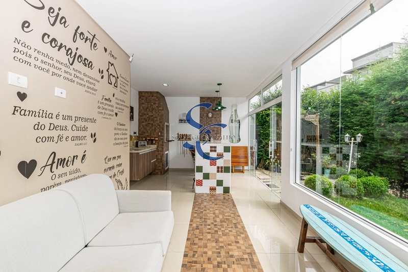 Casa em condomínio no Umbará