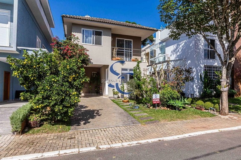 Casa em condomínio no Umbará