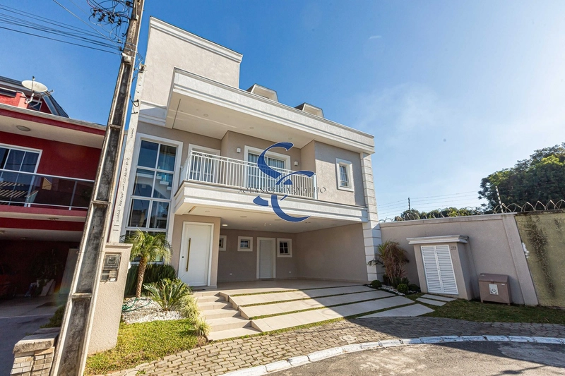 Casa em condomínio no Umbará