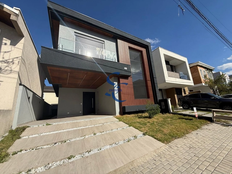 Casa em condomínio no Umbará