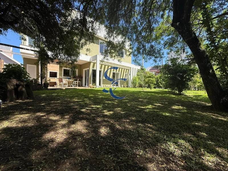 Casa em condomínio no Umbará