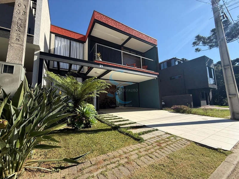 Sobrado em condomínio no Umbará