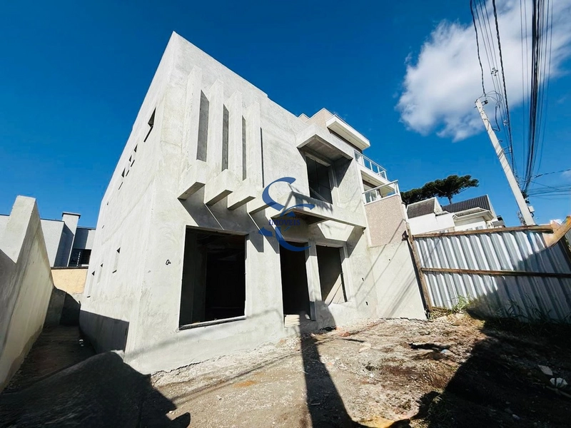 Casa em condomínio no Umbará