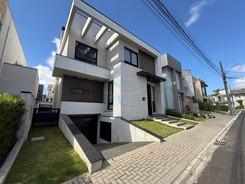 Casa em condomínio no Umbará