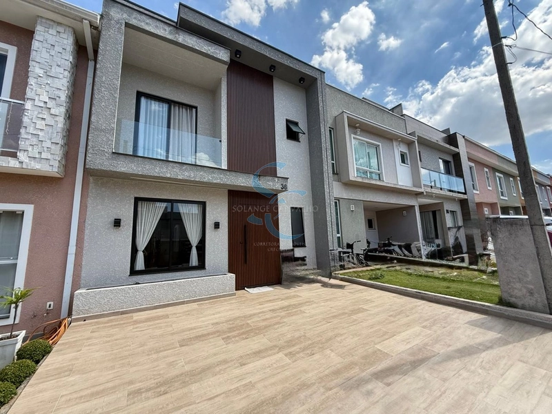 Sobrado em condomínio no Umbará