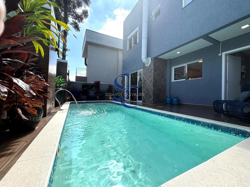 Casa em condomínio no Umbará