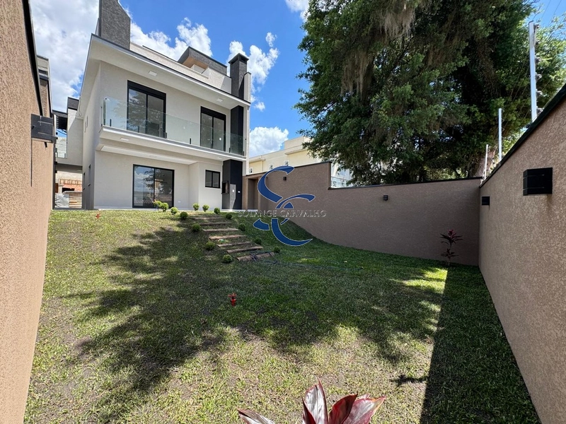 Casa em condomínio no Umbará