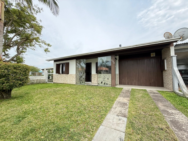 Casa Semi-Mobiliada com Living Integrado e Pátio – Frente Leste: 1ª foto da galeria de imagens do imóvel