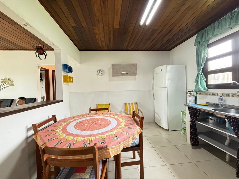 Casa Semi-Mobiliada com Living Integrado e Pátio – Frente Leste: 5ª foto da galeria de imagens do imóvel