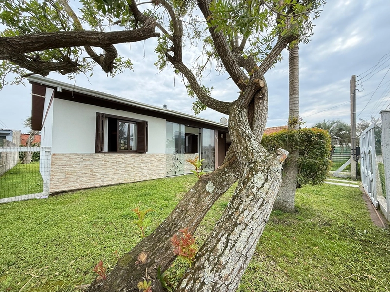 Casa Semi-Mobiliada com Living Integrado e Pátio – Frente Leste: 3ª foto da galeria de imagens do imóvel