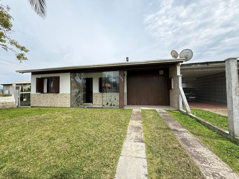 Casa Semi-Mobiliada com Living Integrado e Pátio – Frente Leste: 2ª foto da galeria de imagens do imóvel