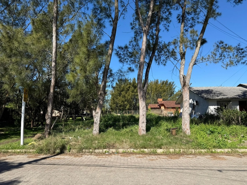 Terreno de Esquina á Venda: 1ª foto da galeria de imagens do imóvel