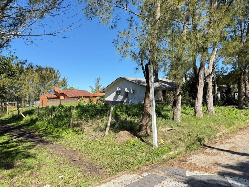 Terreno de Esquina á Venda: 3ª foto da galeria de imagens do imóvel