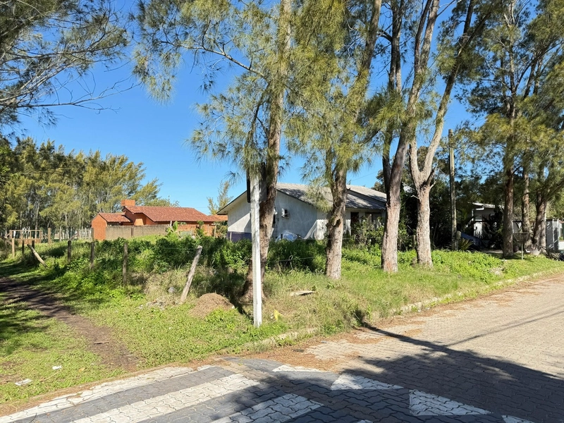 Terreno de Esquina á Venda: 2ª foto da galeria de imagens do imóvel