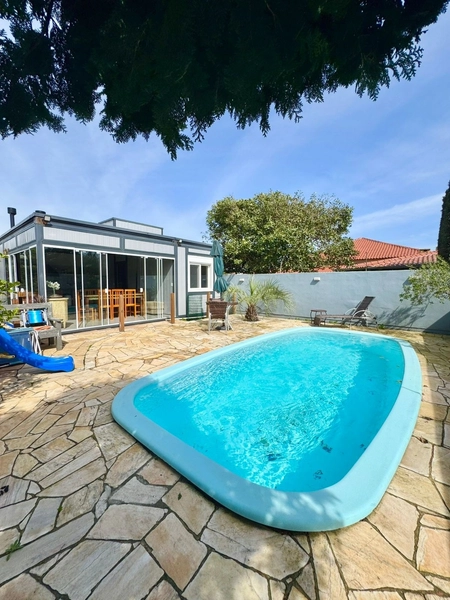 Casa Ampla com 4 Dormitórios, Espaço Gourmet, Piscina e Duas Suítes –: 1ª foto da galeria de imagens do imóvel