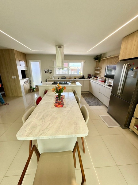 Casa Ampla com 4 Dormitórios, Espaço Gourmet, Piscina e Duas Suítes –: 15ª foto da galeria de imagens do imóvel