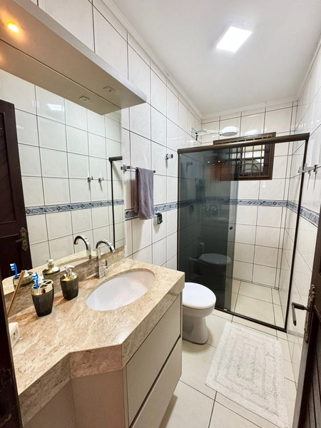 Casa Ampla com 4 Dormitórios, Espaço Gourmet, Piscina e Duas Suítes –: 9ª foto da galeria de imagens do imóvel