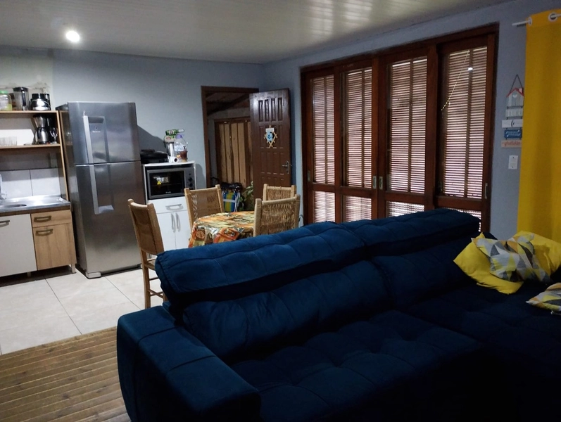 Casa Aconchegante com 2 Dormitórios, Garagem Fechada e Pátio Amplo: 3ª foto da galeria de imagens do imóvel