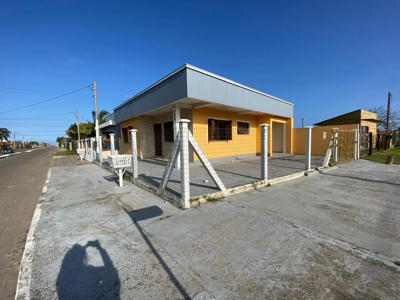 Casa com Suíte, Varanda com Churrasqueira e 98m² de Construção: 1ª foto da galeria de imagens do imóvel