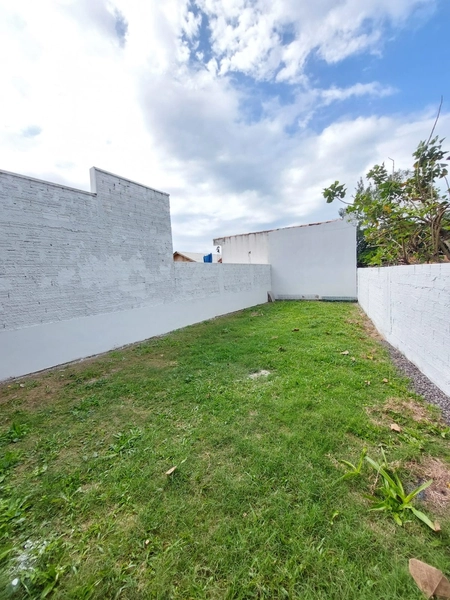 Casa com Pátio Amplo – 2 Dormitórios, Espaço para Piscina e Quiosque: 13ª foto da galeria de imagens do imóvel