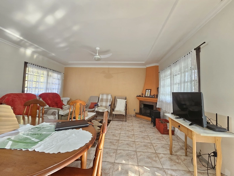 Casa aconchegante com suíte, lareira e amplo pátio: 5ª foto da galeria de imagens do imóvel