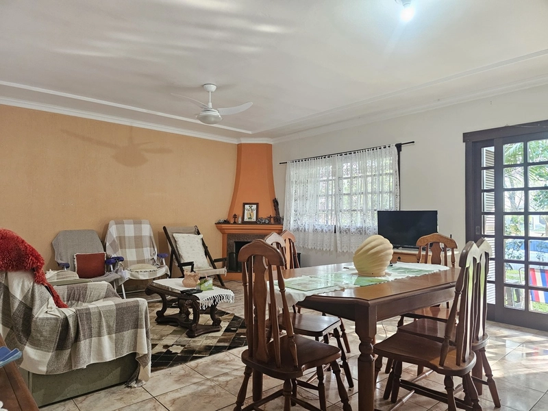 Casa aconchegante com suíte, lareira e amplo pátio: 4ª foto da galeria de imagens do imóvel