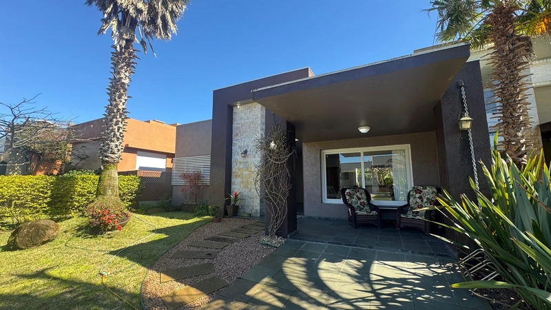 Linda Casa Térrea com Lareira, Piscina e Espaço Gourmet em Condomínio: 1ª foto da galeria de imagens do imóvel